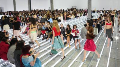 Copertina di Milano Fashion Week 2026, Prada dedica un’intera collezione alla gonna: “Invita alla contraddizione. È contemporanea perché flessibile e adattabile”