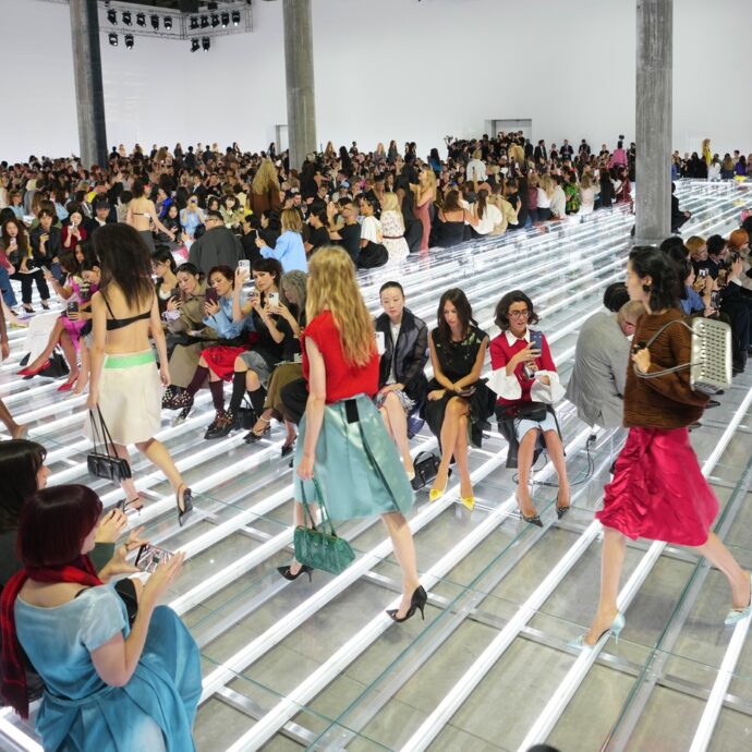 Milano Fashion Week 2026, Prada dedica un’intera collezione alla gonna: “Invita alla contraddizione. È contemporanea perché flessibile e adattabile”