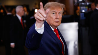 Copertina di Trump all’Onu: “Ho realizzato la pace. Con l’Iran si fa un accordo o li trascino all’inferno. Cuba? E’ fallita”. E la delegazione lascia l’aula