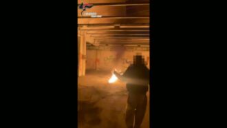 Copertina di Quattro giovanissimi indagati per la fabbricazione di molotov: perquisizioni e sequestri a Pesaro, Rimini e Bologna