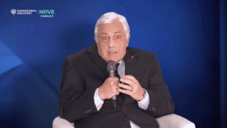 Crozza-Tajani va in confusione sulle donne in gonna: "È come quando arriva l'elettricista e c'è mia moglie..."