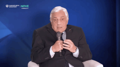 Copertina di Crozza-Tajani va in confusione sulle donne in gonna: “È come quando arriva l’elettricista a casa e c’è mia moglie…”