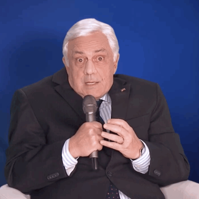 Crozza-Tajani va in confusione sulle donne in gonna: “È come quando arriva l’elettricista a casa e c’è mia moglie…”