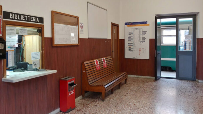 La scomparsa delle sale d’attesa nelle stazioni italiane è una vergogna: la petizione per farle tornare