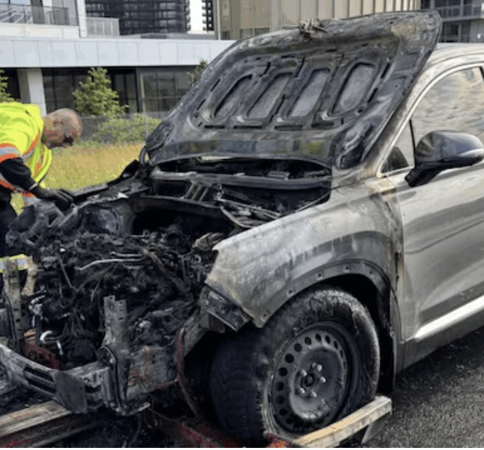 “Sono salvo per 20 secondi, giocano a dadi con la vita delle persone”: la sua Hyundai Santa Fe esplode in autostrada 24 ore dopo il tagliando, lui riesce ad uscire dall’abitacolo per un soffio