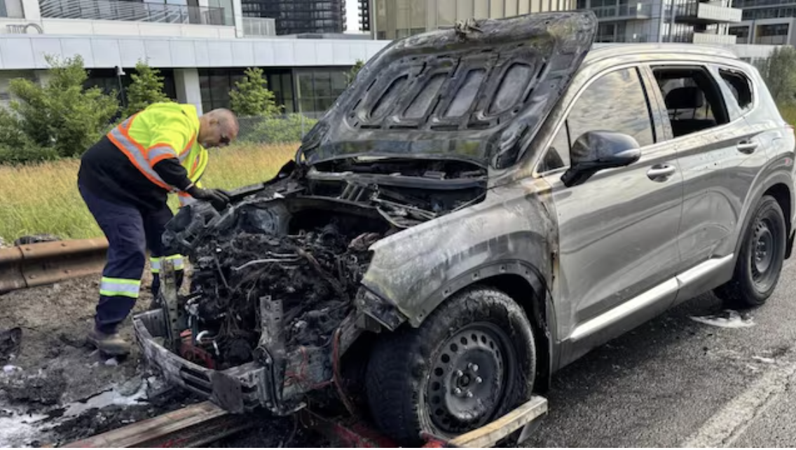 “Sono salvo per 20 secondi, giocano a dadi con la vita delle persone”: la sua Hyundai Santa Fe esplode in autostrada 24 ore dopo il tagliando, lui riesce ad uscire dall’abitacolo per un soffio