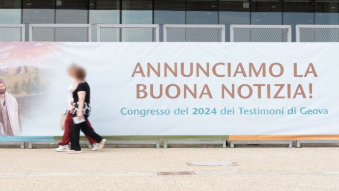 Testimoni di Geova, cambia la posizione sulle trasfusioni: via libera a globuli rossi, bianchi, plasma e piastrine ma non al sangue “intero”