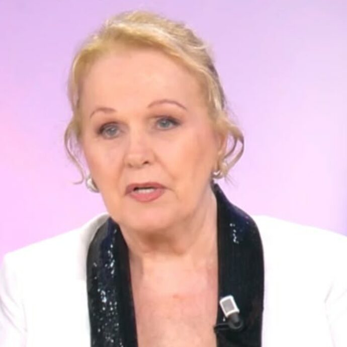 “Vedere così mia sorella Anna mi fa impressione perché da più di cinque anni è chiusa in una RSA e non parla. Per me è una cosa tremenda”: così Katia Ricciarelli a “La volta buona”