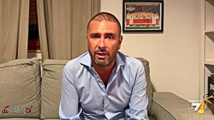Copertina di Di Battista in video a La7: “Sto bene, sempre meglio. Tornerò prestissimo”