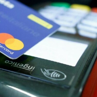 Copertina di Consulente di banca entra nell’account di una cliente e fa prelievi per oltre 180mila euro in 3 anni: rinviata a giudizio