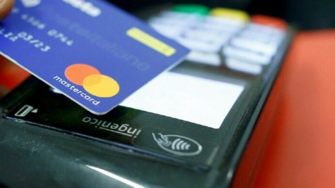 Consulente di banca entra nell’account di una cliente e fa prelievi per oltre 180mila euro in 3 anni: rinviata a giudizio