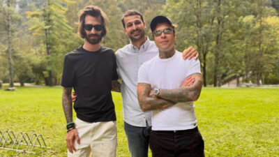 Copertina di Fedez in montagna con la compagna Giulia Honegger e il piccolo Edoardo Lupo. E nelle foto spunta Leonardo Maria Del Vecchio
