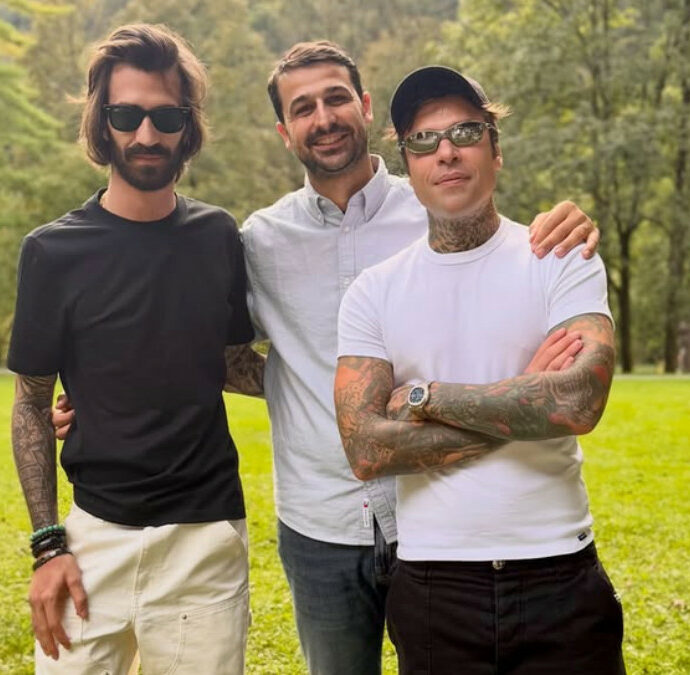 Fedez in montagna con la compagna Giulia Honegger e il piccolo Edoardo Lupo. E nelle foto spunta Leonardo Maria Del Vecchio