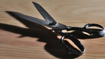 Copertina di Donna colpita con le forbici dall’ex davanti al figlio di 4 anni nel bergamasco: lei è in pericolo di vita