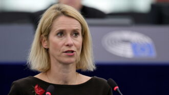 Sanzioni contro la Russia, salta l’intesa in Europa. Kaja Kallas: “Mantenere le ritorsioni e più pressione su Mosca”