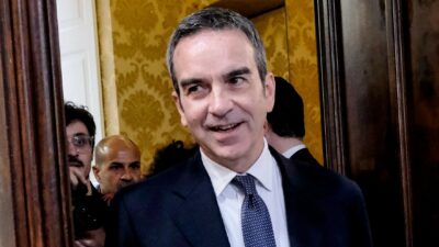 Copertina di Calabria: mille euro mese agli universitari, ma dimenticano chi studia arte