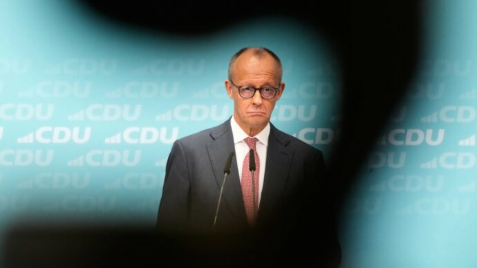 Merz va a sbattere ma non si dimette: aridatece la Merkel!