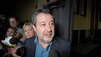 “Diesel a 2,60 euro? Colpa della Sardone”. Salvini scherza sul caro carburanti ma non risponde e se ne va