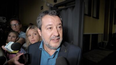 Copertina di “Diesel a 2,60 euro? Colpa della Sardone”. Salvini scherza sul caro carburanti ma non risponde e se ne va