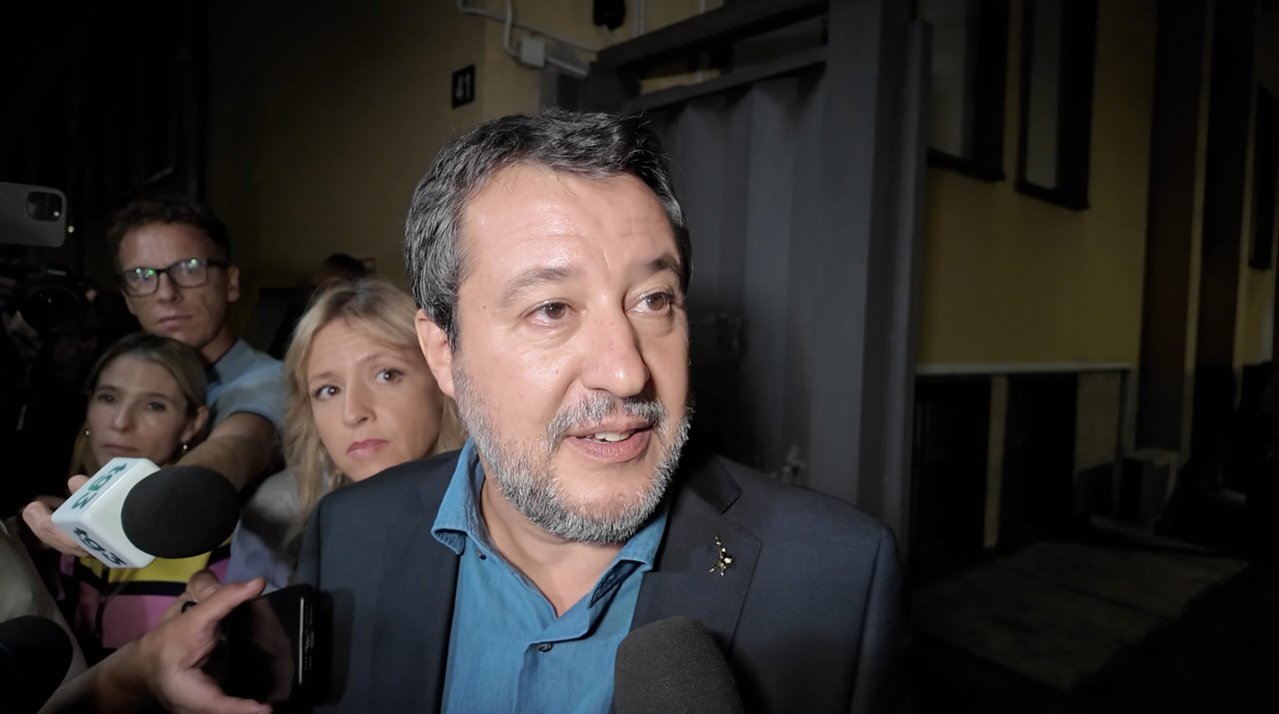 diesel a 260 euro colpa della sardone salvini scherza sul caro carburanti ma non risponde e se ne va da Ilfattoquotidiano.it diesel a 260 euro colpa della sardone salvini scherza sul caro carburanti ma non risponde e se ne va
