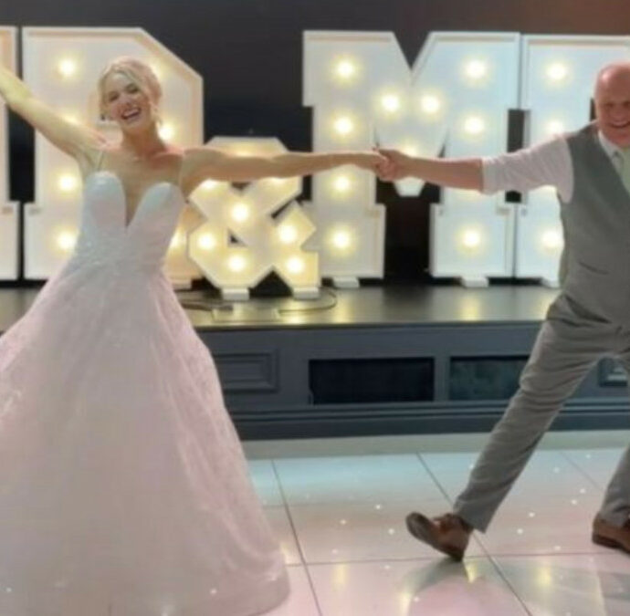 “Il mio papà mi ha rubato la scena, ma è stato bellissimo”: insegna al padre, che vive a 240 chilometri da lei, la coreografia del ballo di nozze su FaceTime e il risultato è sorprendente