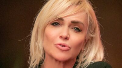 Copertina di “Avevo la quinta di reggiseno, mi sono ridotta 500 volte. Adesso ho una terza scarsa, continuo a togliere. Sono stata fidanzata e sposata dai 16 ai 48 anni. Poi mi sono rotta”: così Paola Barale