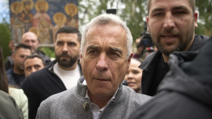 Romania, fermato e interrogato l’ex candidato alle Presidenziali Călin Georgescu: è accusato di truffa e associazione a delinquere