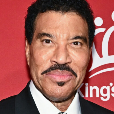Copertina di Lionel Richie per la terza volta ricoverato in ospedale: il cuore del “re della disco” cede ancora, il tour viene cancellato