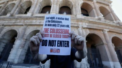 Copertina di Cade durante i lavori al Colosseo: morto operaio 22enne. Cgil: “Vergogna, il parco è rimasto aperto”. Dopo la polemica, il ministro Giuli chiude tutto