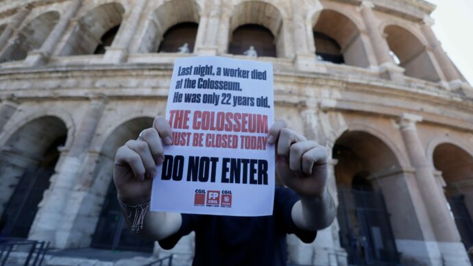 Cade durante i lavori al Colosseo: morto operaio 22enne. Cgil: “Vergogna, il parco è rimasto aperto”. Dopo la polemica, il ministro Giuli chiude tutto