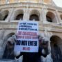 Copertina di Cade durante i lavori al Colosseo: morto operaio 22enne. Cgil: “Vergogna, il parco è rimasto aperto”. Dopo la polemica, il ministro Giuli chiude tutto