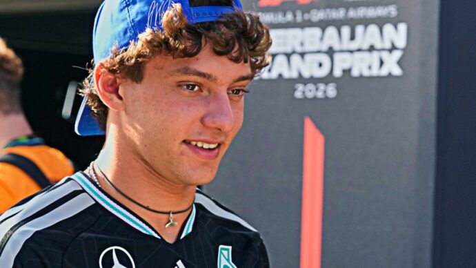 Antonelli vede il Mondiale ma non cambia, lo scherzo nel paddock a Norris e Hamilton: “È l’unico modo che conosco per non perdere il focus”