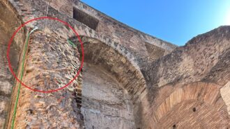 Colosseo, l’operaio precipitato lavorava con corde in quota: “La fune che lo teneva non era agganciata”
