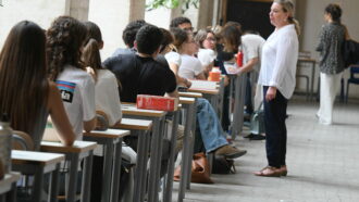 Copertina di Gli studenti italiani bocciano la scuola: per il 71% è una fonte di ansia e stress. Ma i docenti sono ancora un riferimento