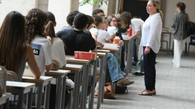 Copertina di Gli studenti italiani bocciano la scuola: per il 71% è una fonte di ansia e stress. Ma i docenti sono ancora un riferimento