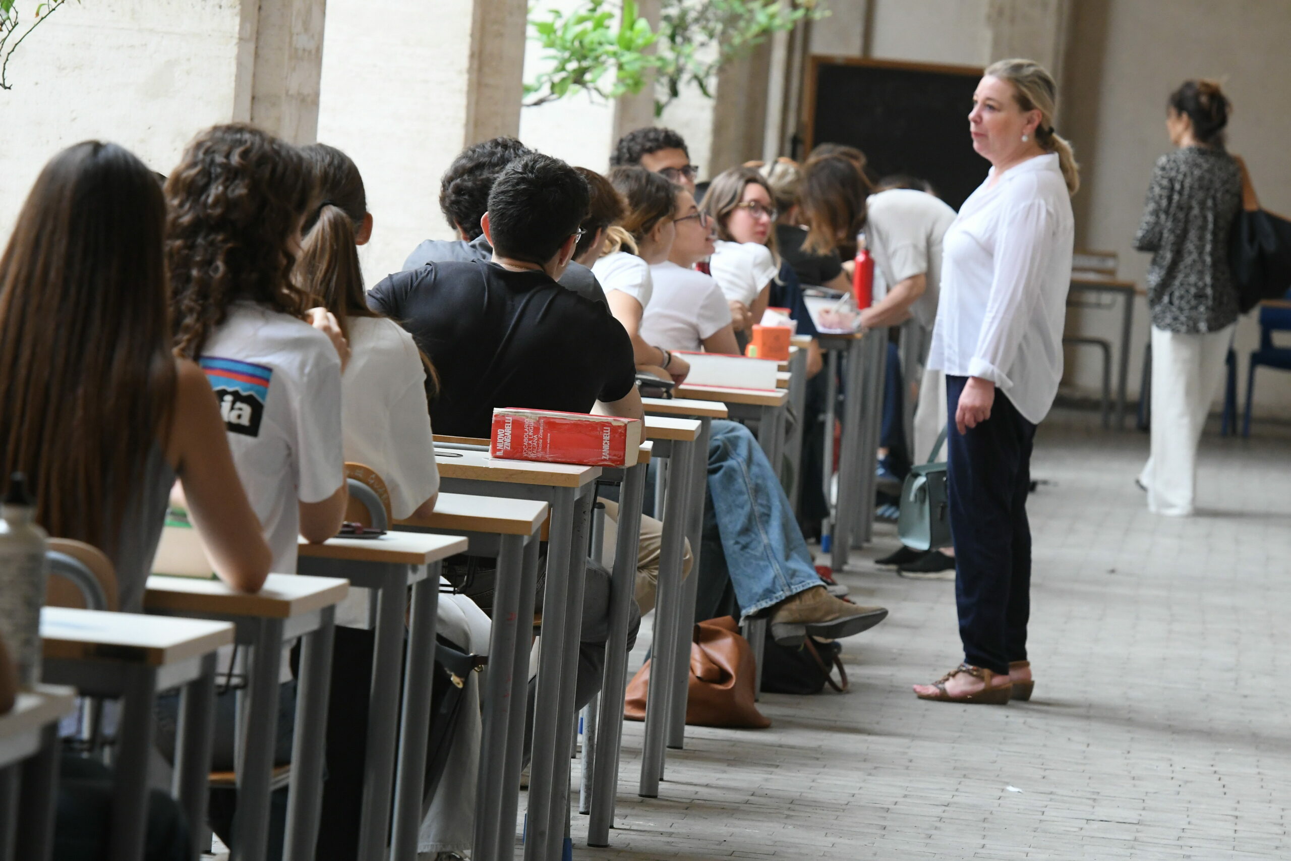 Gli studenti italiani bocciano la scuola: per il 71% è una fonte di ansia e stress. Ma i docenti sono ancora un riferimento