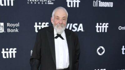 Copertina di “La miosite rende difficili i miei movimenti. Probabilmente Tender Loving Care sarà il mio ultimo film”, l’addio al cinema del regista Mike Leigh