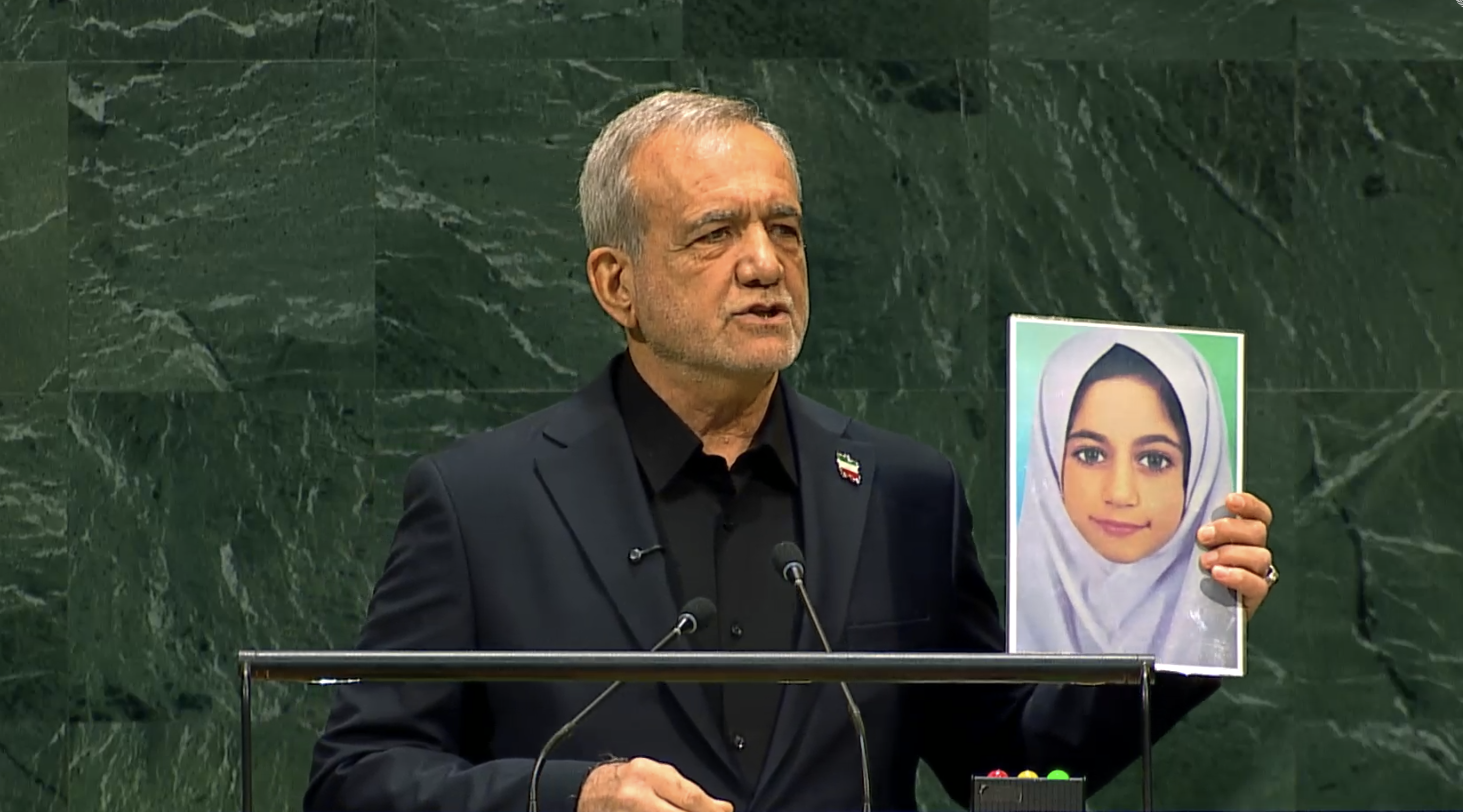Copertina di Il presidente iraniano Pezeshkian all’Onu mostra le foto dei bambini uccisi dai raid: “Noi vittime di terrorismo”. La delegazione Usa lascia l’aula