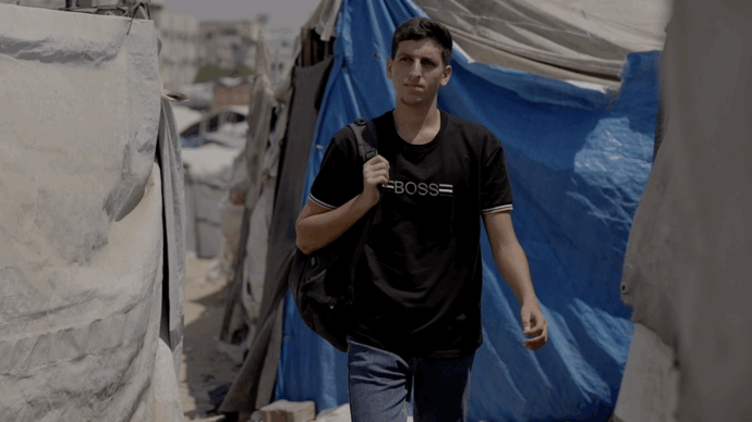 Voci di Gaza – “Ho perso tre anni di università e ora studio in una tenda senza elettricità. La mia giornata? Dipende da quanto dura la batteria”