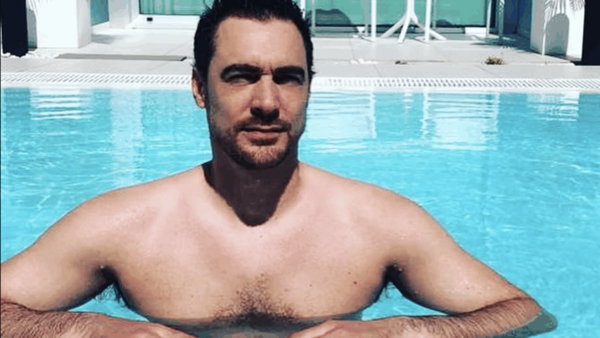 È morto Arnaud Denis, l’attore e regista teatrale francese si è sottoposto a eutanasia in Belgio. Lo sfogo prima del decesso: “Ho chiuso con i maltrattamenti medici”