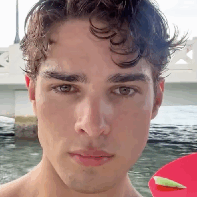 Clavicular accusato di stupro. L’influencer avrebbe drogato con vodka una 17enne nella villa di famiglia