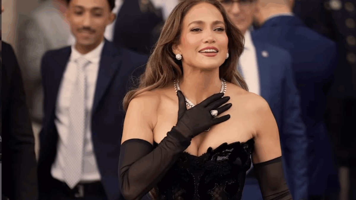 “Ripeteva ‘buonissimo, thank you’. Ha mangiato pappa al pomodoro, vitello tonnato e ravioli. Il dolce? Il tiramisù”: Jennifer Lopez si presenta a sorpresa in un ristorante a Brera
