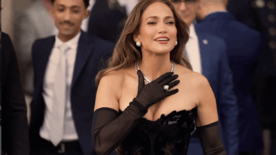 Copertina di “Ripeteva ‘buonissimo, thank you’. Ha mangiato pappa al pomodoro, vitello tonnato e ravioli. Il dolce? Il tiramisù”: Jennifer Lopez si presenta a sorpresa in un ristorante a Brera