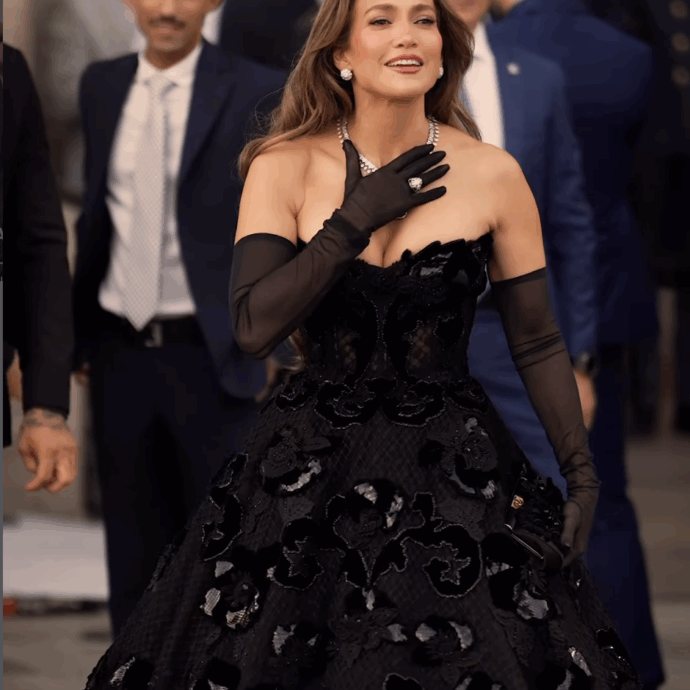 “Ripeteva ‘buonissimo, thank you’. Ha mangiato pappa al pomodoro, vitello tonnato e ravioli. Il dolce? Il tiramisù”: Jennifer Lopez si presenta a sorpresa in un ristorante a Brera