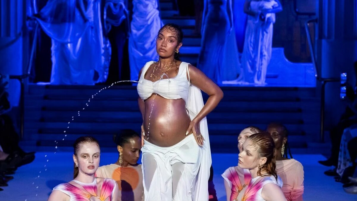 “La gravidanza è stata spesso trattata come qualcosa che dobbiamo nascondere”: così Leigh-Ann Pinnock, che ha sfilato alla London Fashion Week spruzzando latte materno