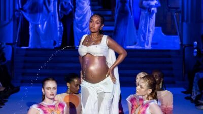 Copertina di “La gravidanza è stata spesso trattata come qualcosa che dobbiamo nascondere”: così Leigh-Ann Pinnock, che ha sfilato alla London Fashion Week spruzzando latte materno