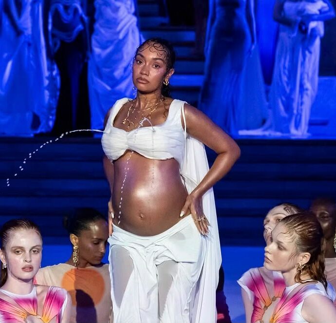 “La gravidanza è stata spesso trattata come qualcosa che dobbiamo nascondere”: così Leigh-Ann Pinnock, che ha sfilato alla London Fashion Week spruzzando latte materno