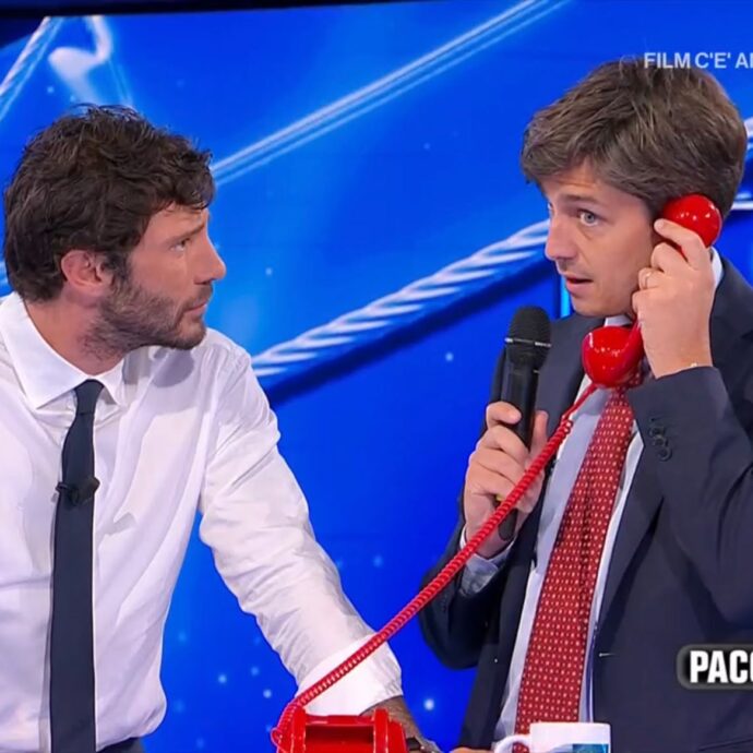“Perché lo stavate nascondendo? È più bello di Stefano De Martino”: sui social esplode l’entusiasmo per il nuovo notaio di “Affari Tuoi”