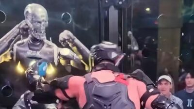 Copertina di “Per la prima volta nella storia, un essere umano si scontra con un robot alto un metro e ottanta”: a San Francisco l’inedito combattimento