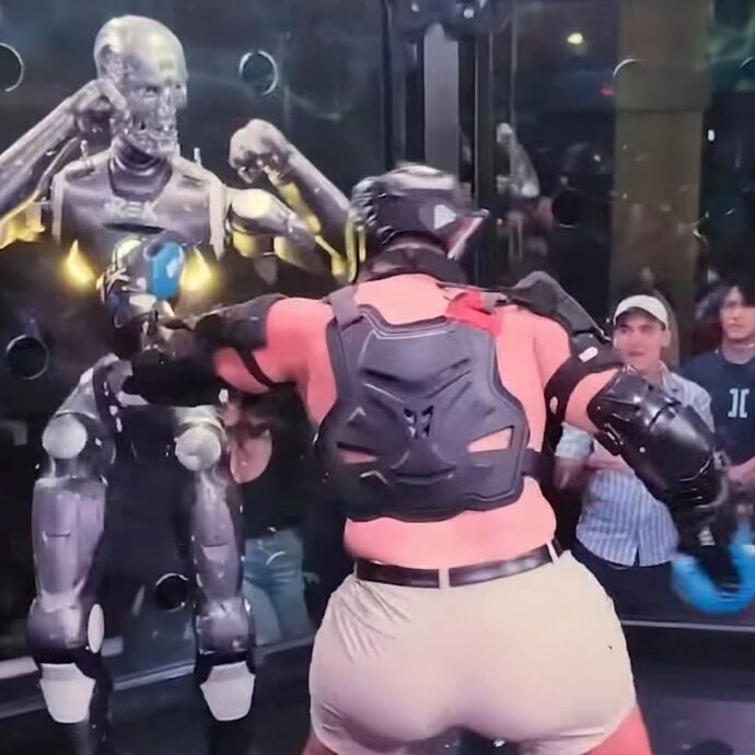 “Per la prima volta nella storia, un essere umano si scontra con un robot alto un metro e ottanta”: a San Francisco l’inedito combattimento